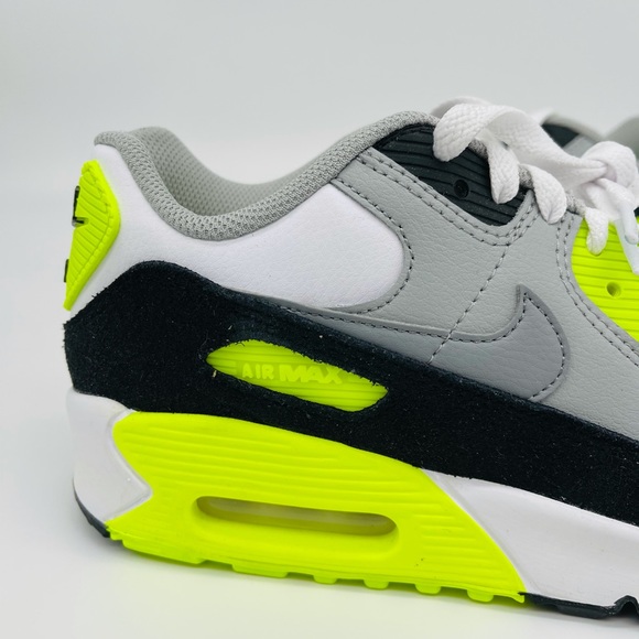 WMNS Nike Air Max 90 - Picture 3 of 9